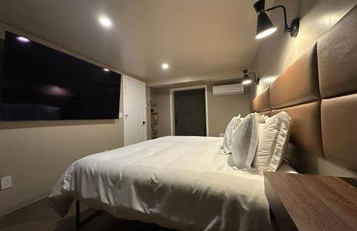 The Vault - Hidden Playroom For Couples - Private Hot Tub - Mountain Views - Riverfront - Foto 37