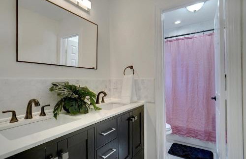 GORGEOUS 5-bd 4ba w Pool, Hot Tub, 2 kitchens, & Game Room Near Dallas Airports! - Foto 34