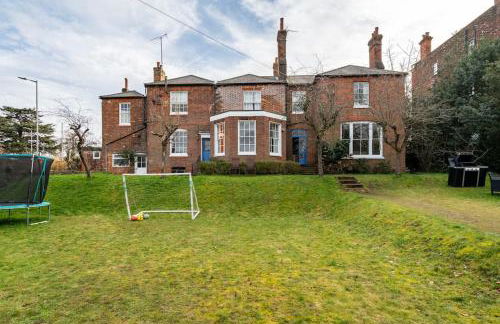 Perfect Family & Friends Home, Free Parking Security Onsite - Photo 21