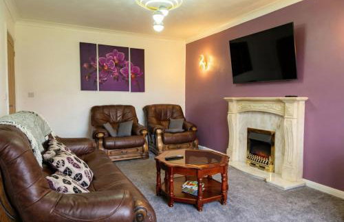 Family-Friendly Detached House Near Leeds and Bradford with Garden - Foto 1