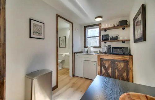 Serene Woodland Studio Retreat with Outdoor Amenities, Near Fishing, Hiking & Gentry, AR - Foto 3