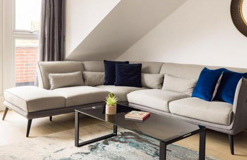 Staines City Centre by Charles Hope - Foto 31