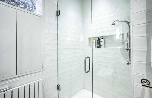 Majestic Richmond Apt with Tranquil Koi Pond! - Foto 28