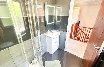 Lovely 4-Bedroom Kilburn Flat with Garden and Parking near Hampstead Heath, Abbey Road by Staylio London - Foto 32