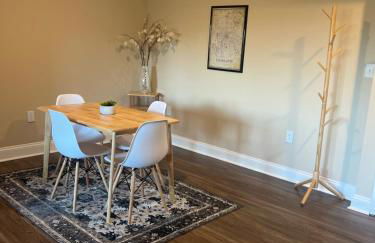 Spacious 2 Bed, 2 Bath Uptown Gem in the Heart of the City-Parking-Wi-Fi-Balcony-Walk to BOA Stadium - Foto 17