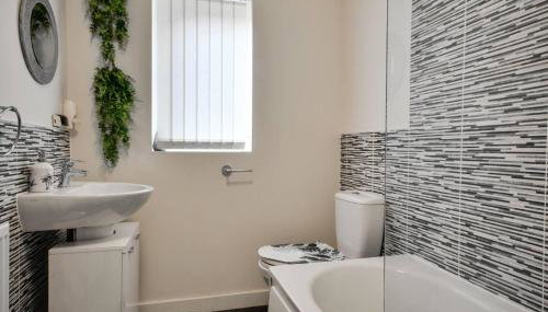 Runcorn - House - Sleeps 6 - Parking - Garden - Foto 3
