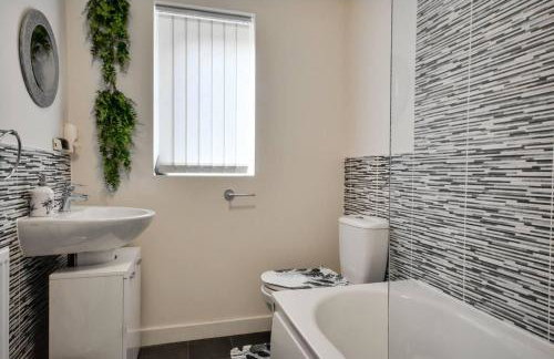 Runcorn - House - Sleeps 6 - Parking - Garden - Foto 3