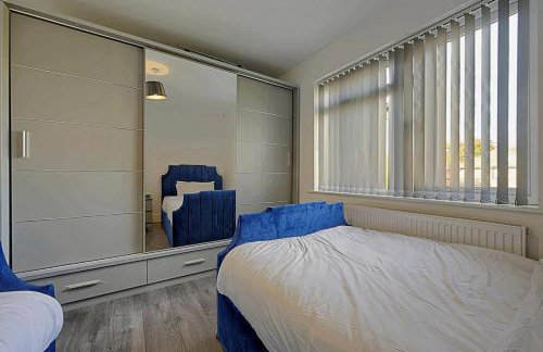 Comfortable 3-Bed Home - Driveway Parking - Foto 31