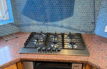 3 Bed House in Cheam, London with Garden, Parking and Playground - Photo 10