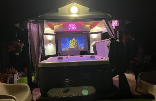 Sunset Retreat Cabin, Private Hot Tub with Mini Cinema Projector & Garden views - Foto 51