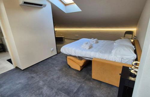 Moderna Mansarda con parcheggio gratuito - Foto 13