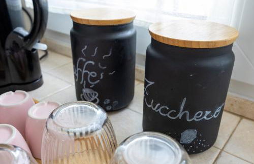 Azure Oasis with parking near the airport & beach - Foto 15