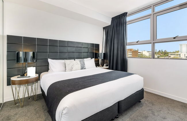 1 Bedroom Modern Apartment in Chatswood - Photo 2