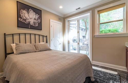 Luxurious Gold Coast 4BR 4-Story Villa with Parking Sleeps 12 Guests - Photo 13