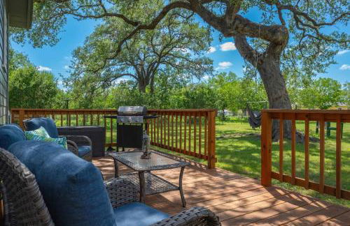 Bandera Bungalow - River, Downtown, Peaceful fenced corner lot! King bed! - Foto 8