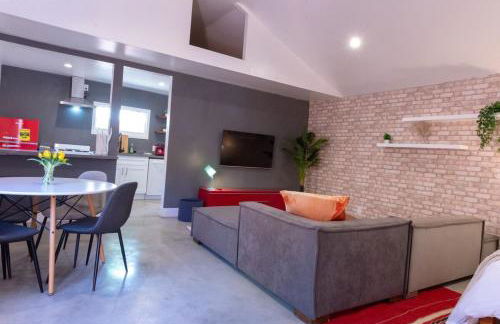 Modern Private Guesthouse with Parking, Yard, and Washer Dryer - Foto 12