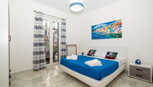 Modern Sea House in the Heart of Amalfi Coast - Apartment with Balcony, 100 mt from the Sea - into Maiori City Center - Foto 4, wardrobe
