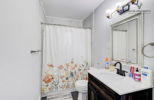 The Moose #9 - Brand New Luxe Modern loft with Free Parking, King Bed & Fast WiFi - Foto 22