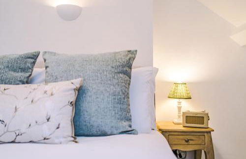 Country Charm Cottage Sleeps 4 & Free Parking - Photo 38