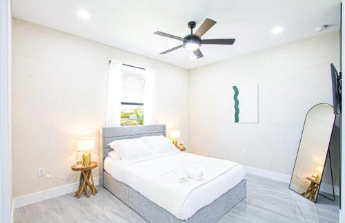 Luxurious Waterfront Home with Heated Pool and Jacuzzi - Foto 9