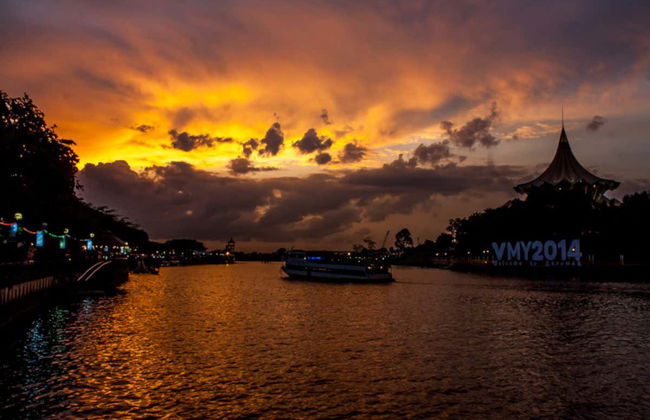 Paseo en barco por Kuching al atardecer - Foto 3