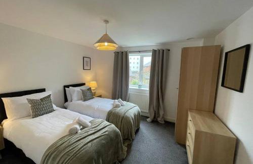 Ashford 4-Bed Townhouse with Garden and Parking - Foto 12