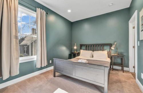 Waterfront Retreat with Private Dock and Fire Pit, Sleeps 8, Outdoor Dining, Spa-Style Primary, Gourmet Kitchen with Dual Dishwashers, Gas Fireplace, River Views, Bright Open Layout, Central AC, Perfect Coastal Escape for Families, 24 Hr Hospitality - Foto 44