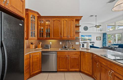 Private Bayfront Beach House with Dock, Steps to Beach and Restaurants - Foto 29