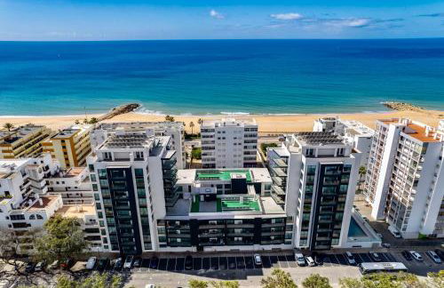 2-Bedroom Beachside Apartment with Pool & Parking - Foto 28