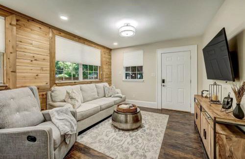 Cozy Riverside Villa - Walkable to Bars & Restaurants - Foto 1