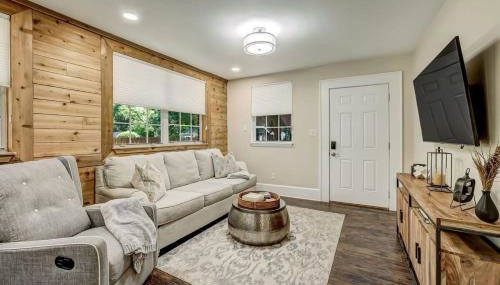 Cozy Riverside Villa - Walkable to Bars & Restaurants - Foto 1