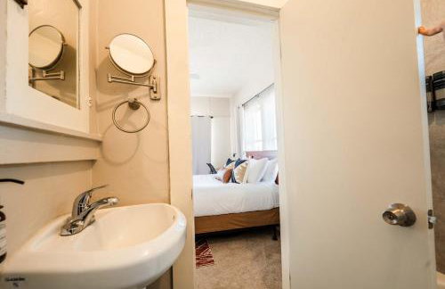 Work Desk- FirePit-Pool-Steps to UofA - Foto 30