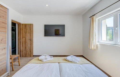 Villa Gariful, Sleeps 8 with Pool & Pet Friendly - Photo 47