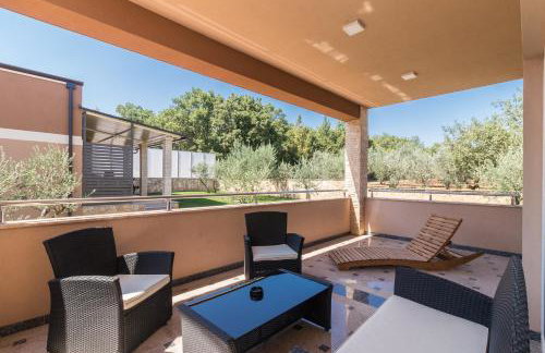 Superb villa Maxima with private pool, sauna, jacuzzi, playground for up to 18 persons, extra pool heating available - Foto 22