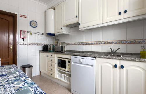 Os Apartamentos A Ramos na Praia da Galé Estão inserido em Condomínio com PISCINA, Fica apenas a 350 Metros da Praia da Galé - Apartamentos com Ar Condicionado tanto nos Quartos como na Sala, Smart TV com Prime Vídeo e Cozinha Completa - Foto 44