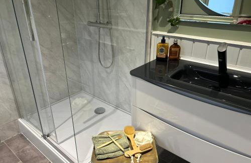 Park View is a beautiful whole entire house close to town centre, sleeps 8 in 4 rooms, 2 doubles and 4 single beds with 2 shower rooms, available for holidays, insurance stays, trades people, contractors, pets welcome - Foto 23