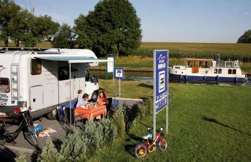 Vintage Houseboats at Niderviller Harbor by Kuhnle-Tours - Foto 24