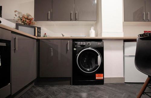 Bartlam Place, Sleeps 6, Central Oldham - By NMB Property - Foto 9