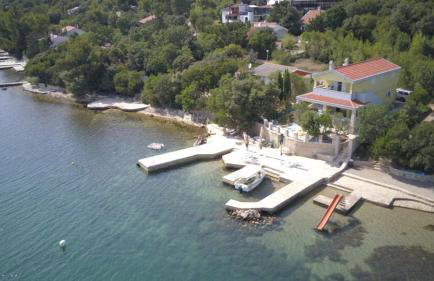 Beachfront Apartment Live - Photo 13