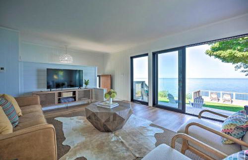 Modern Lake Michigan Home with 3 Lakefront Decks! - Foto 2