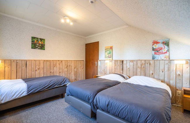 Mansion With Pool & Bar - Photo 22