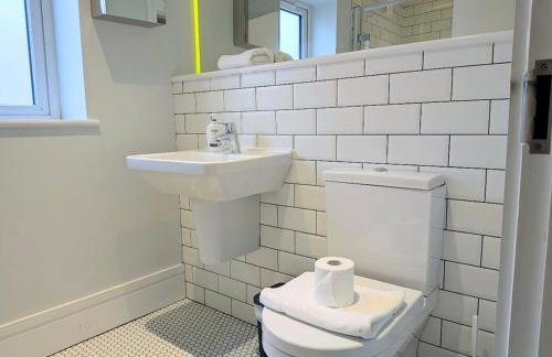 Compton Apartment with free parking - Photo 18