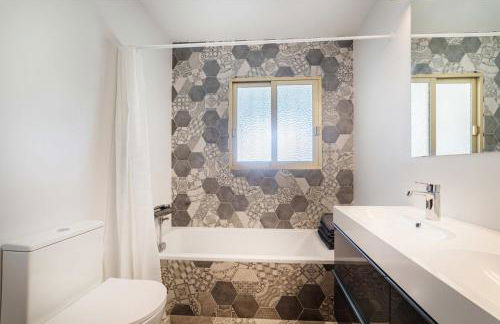 Villa Mimosa sleeps 8 with Heated Pool - Photo 17