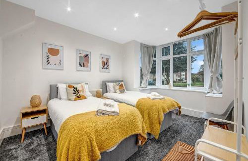 4 Bed House - Sleeps 9 - Garden - Parking - Wifi - Foto 1