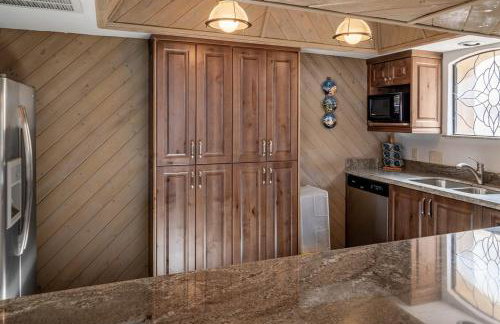 Moovalya Keys | Spacious Riverfront Retreat • Private Dock - Foto 43