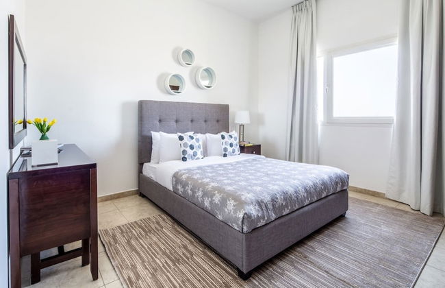 Outstanding 2BR in Serene JVT Neighborhood! - Photo 4