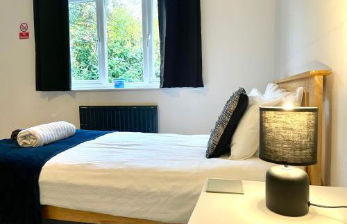 Large 5 bed detached house near Stansted Airport with Parking for 2 vehicles! Stansted Stays - Foto 20