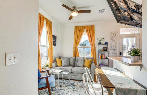 Walk to Beach Family Home with Patio in Galveston - Foto 5