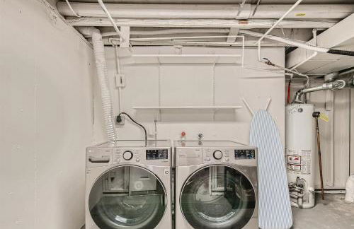 Spacious Retreat Patio, Games, and Quick to DEN - Foto 40