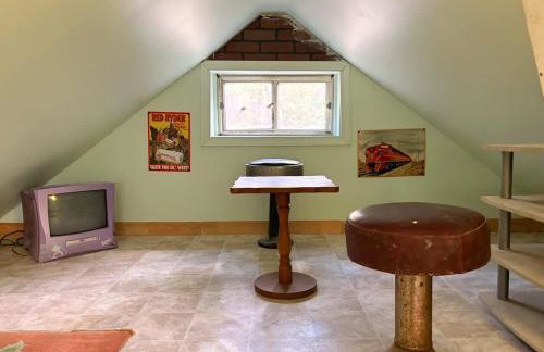 Vintage Lovers` Cabin with Jacuzzi & Lake Access - Foto 26